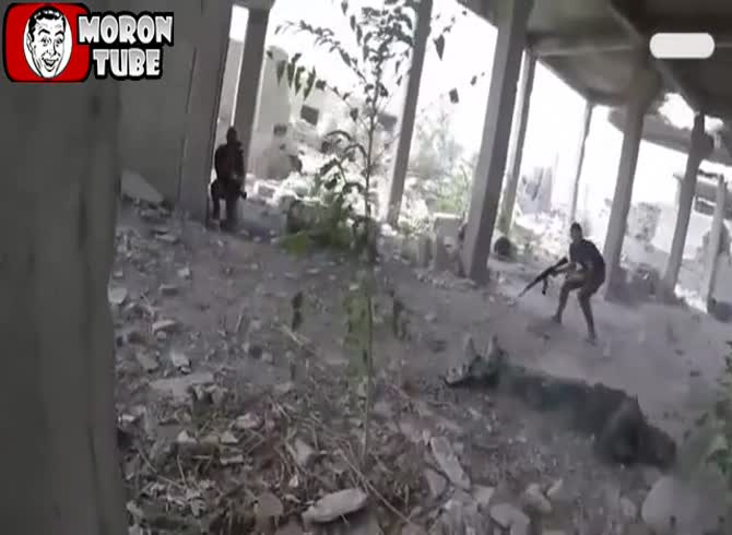 Video :A sniper strikes Syrian soldiers while they are reporting